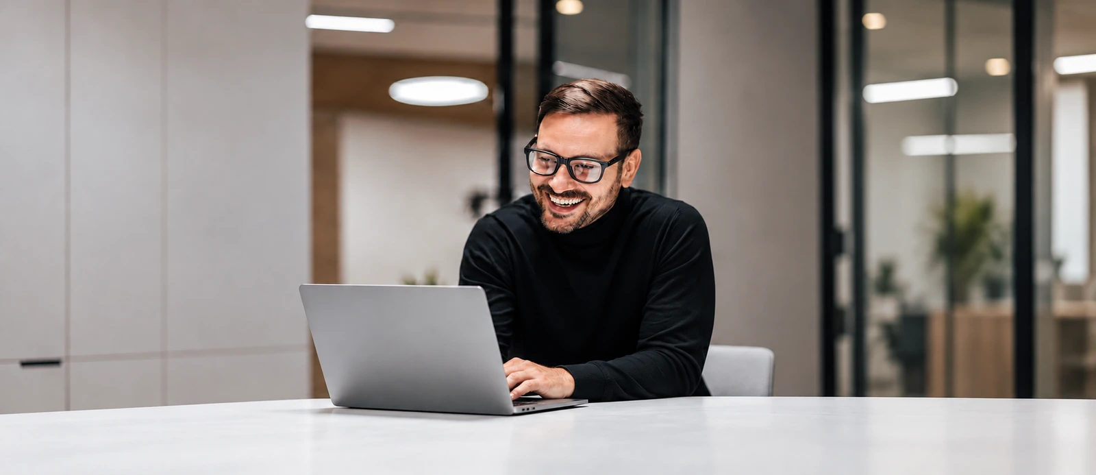 Advogado acompanhando suas diligências pelo notebook